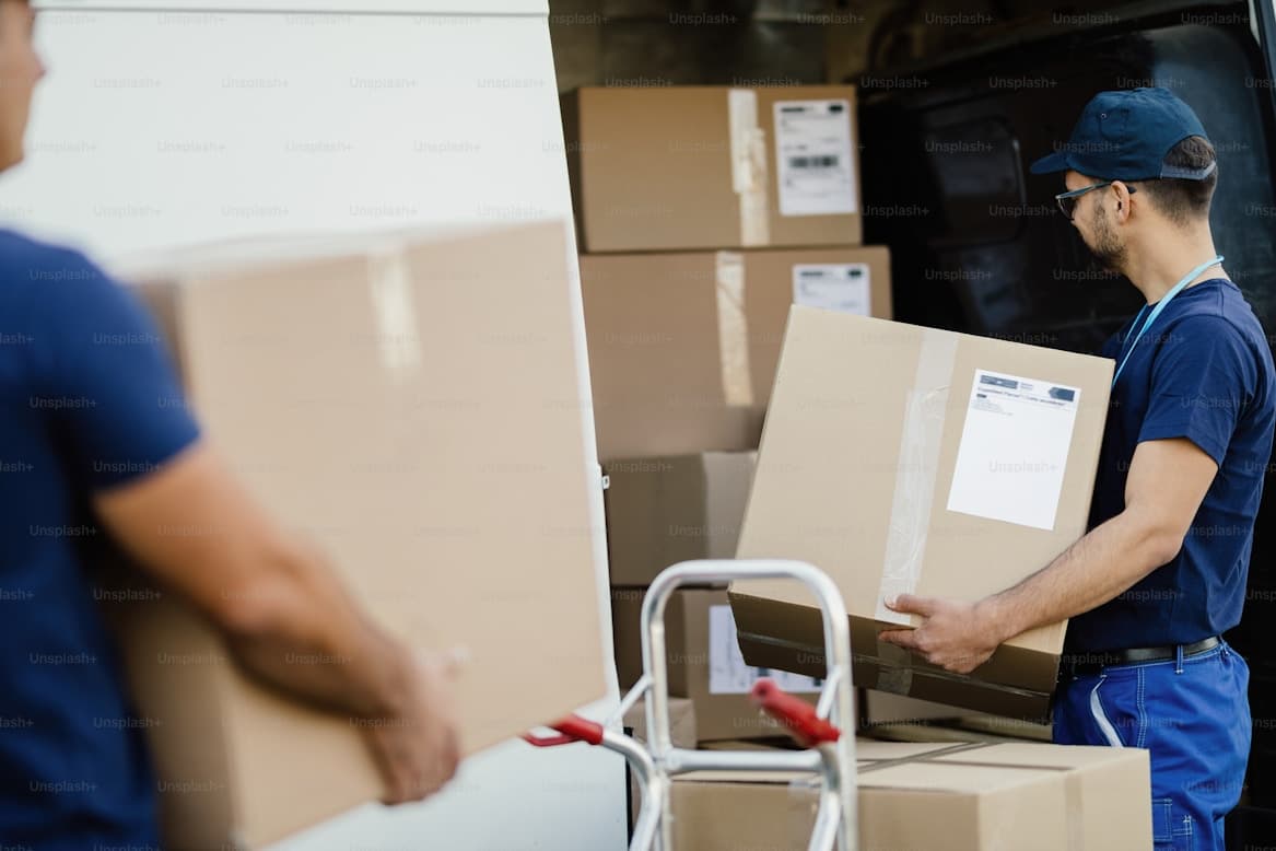 Bezorgmedewerker met zending in magazijn